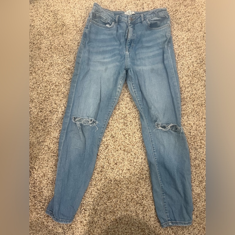 Light distressed jeans in great condition. Slim fit. No damage.